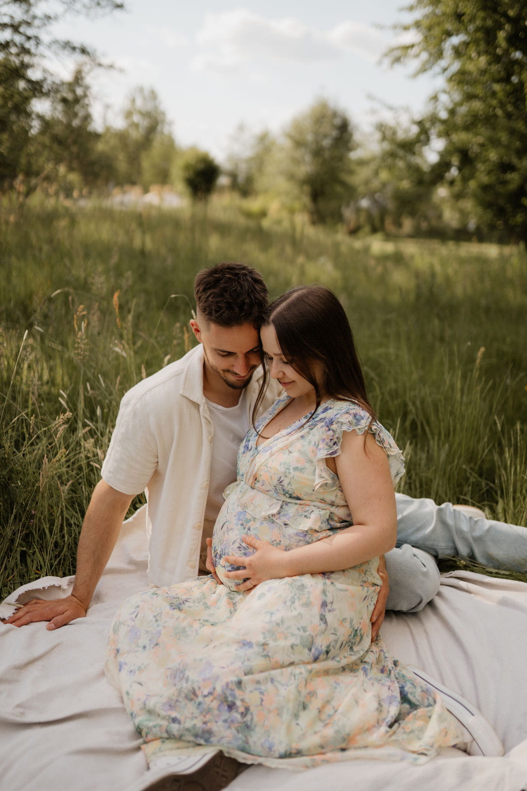 IdaBaumann-Babybauch-Outdoor-Natur-Boho-Sommer-Schwangerschaft-Bayreuth-Fotografie-BotanischerGarten-Picknick-13