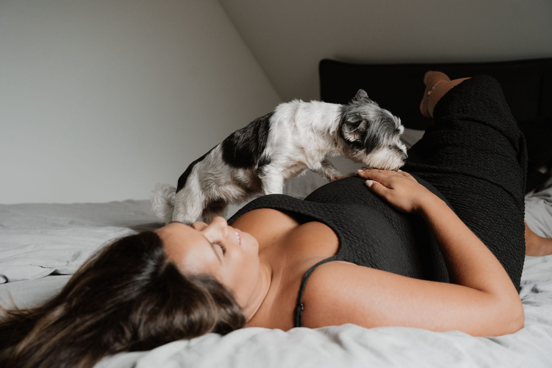 IdaBaumann-Babybauch-Wald-Homestory-Schwangerschaft-Hund