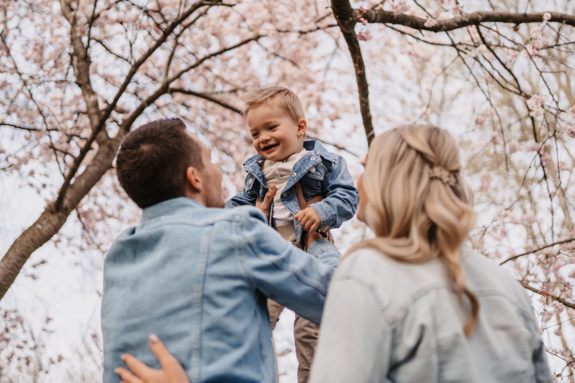 IdaBaumann-Babybauchshooting-Family-Familie-Outdoor-Natur-Boho-Sommer-Schwangerschaft-Bayreuth-Fotografie-Jeansjacke