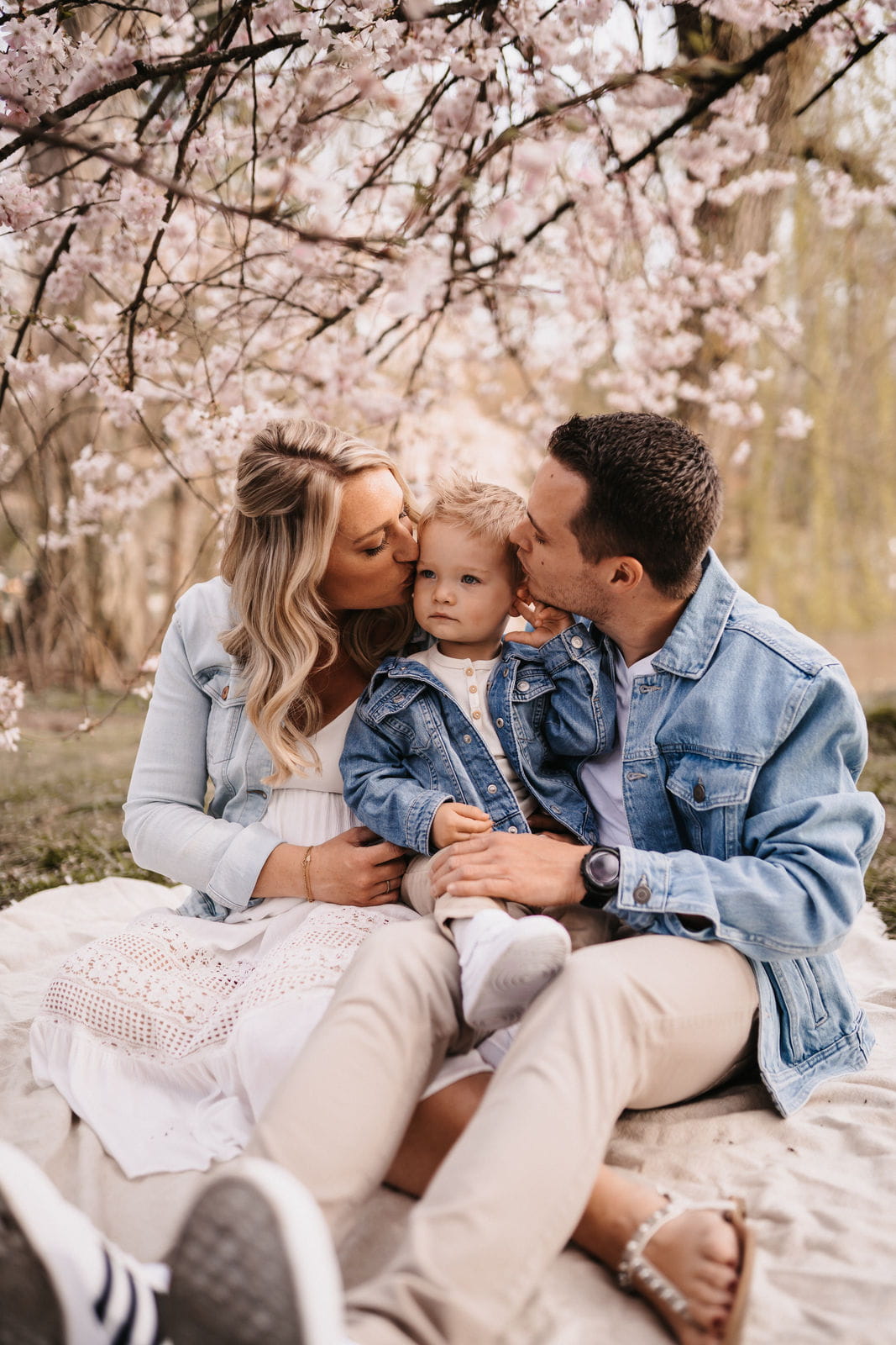 IdaBaumann-Babybauchshooting-Family-Familie-Outdoor-Natur-Boho-Sommer-Schwangerschaft-Bayreuth-Fotografie-Kirschblueten-Roehrensee
