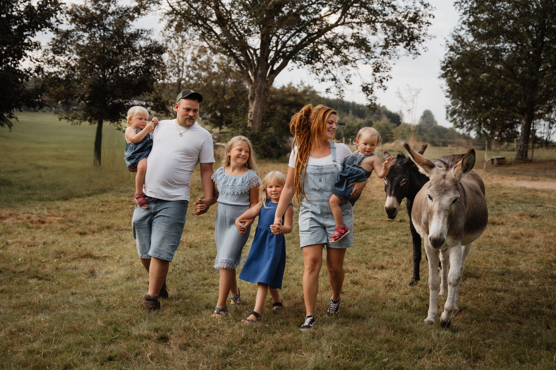 IdaBaumann-Familienfotos-Geschwister-Zwillinge-Outdoor-Natur-Natuerlich-Boho-1