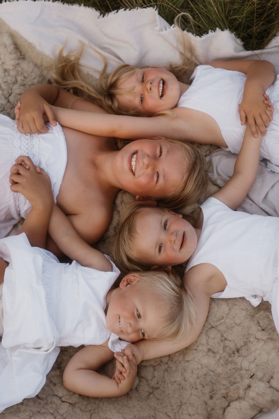 IdaBaumann-Familienfotos-Geschwister-Zwillinge-Outdoor-Natur-Natuerlich-Boho-4