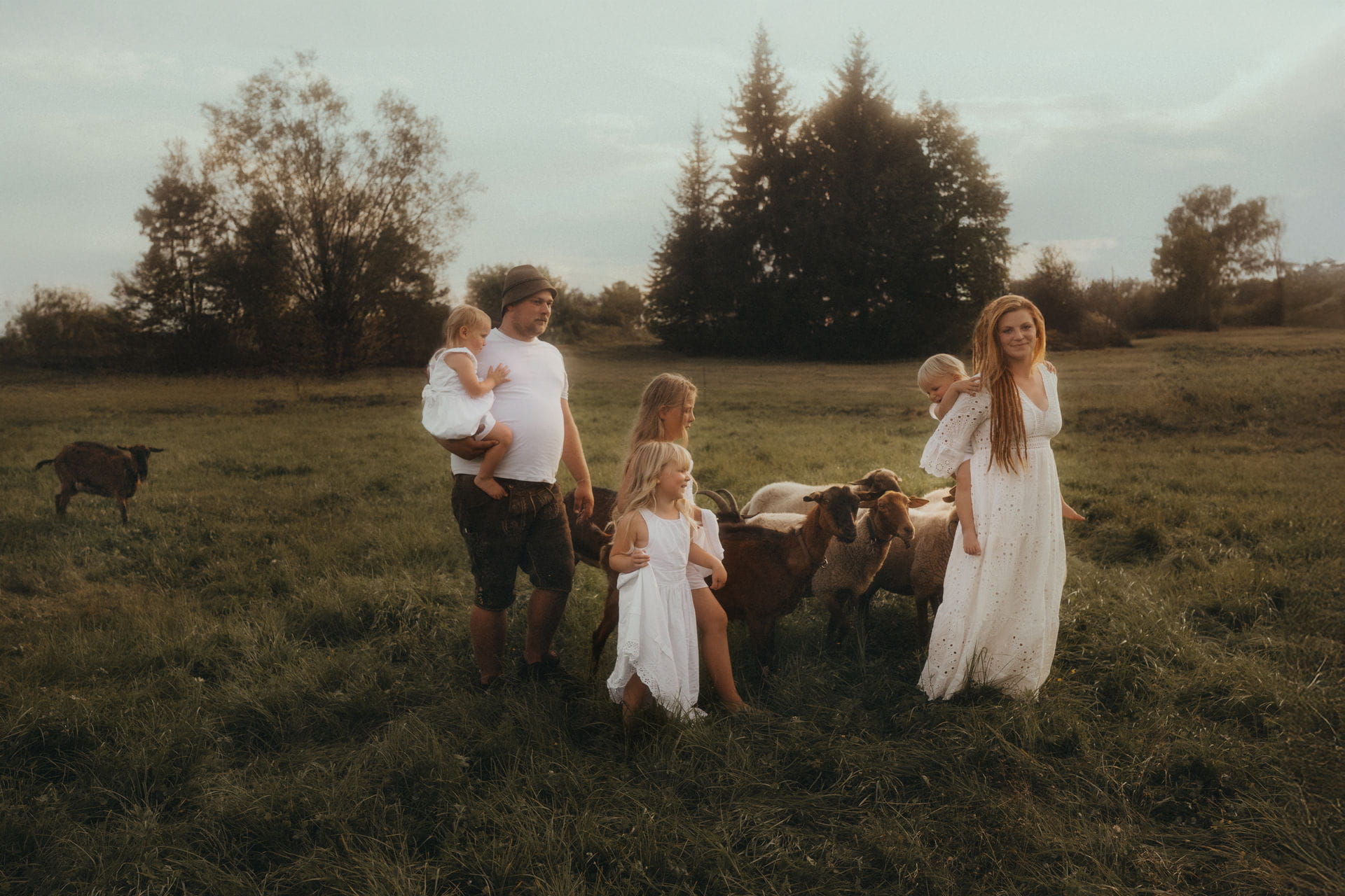 IdaBaumann-Familienfotos-Geschwister-Zwillinge-Outdoor-Natur-Natürlich-Boho-47