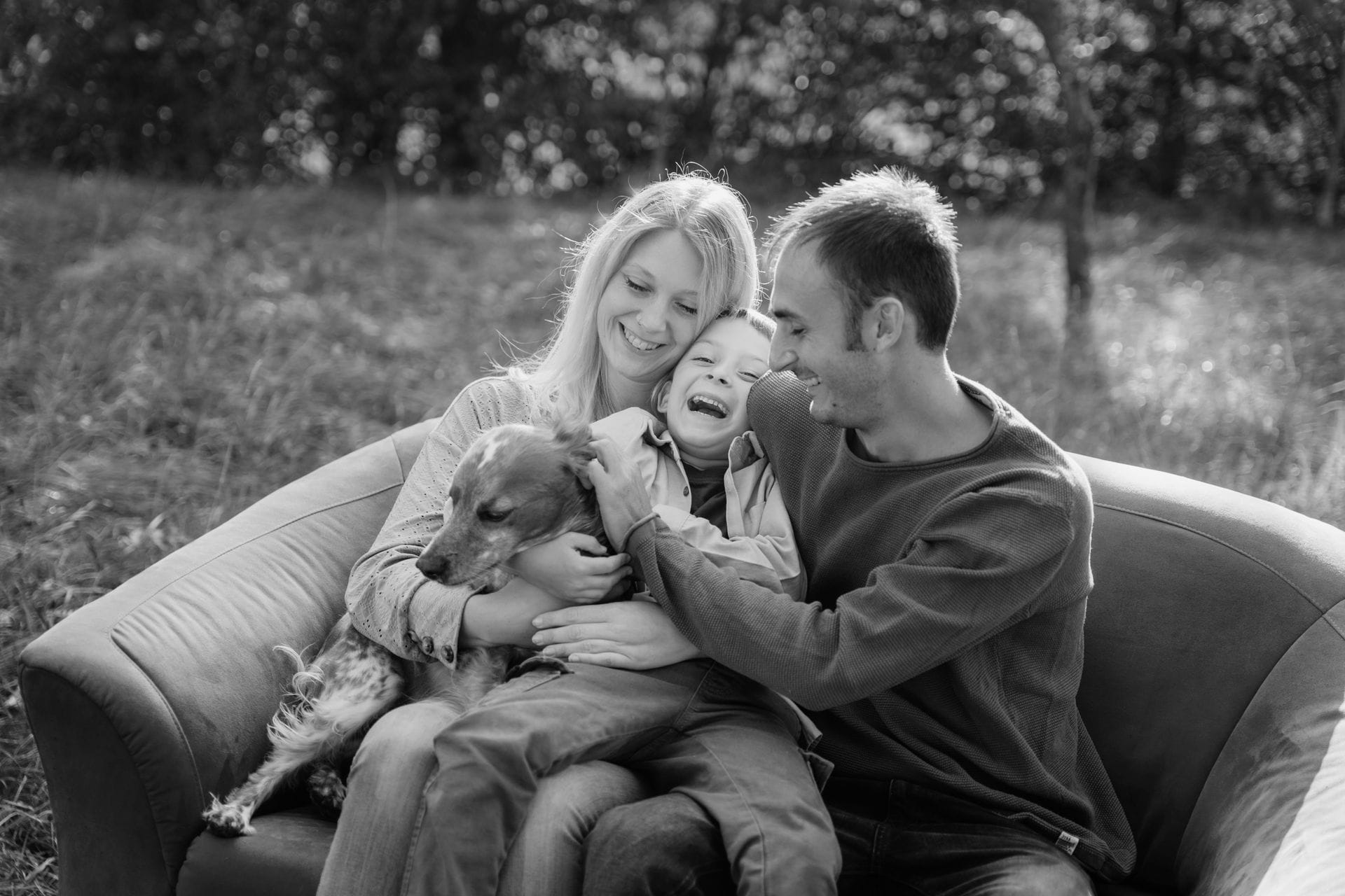 IdaBaumann-Familienfotos-Outdoor-Natur-Natuerlich-Picknick-Garten-Bayreuth-natuerlich-mithund-4