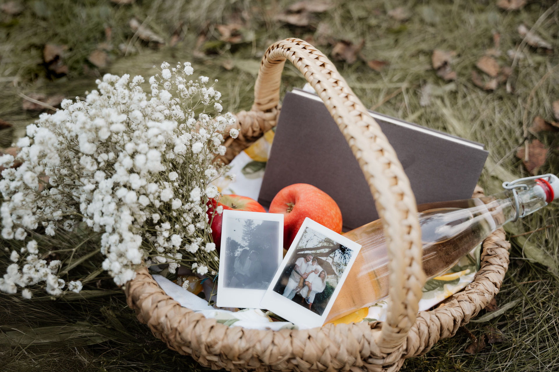 IdaBaumann-Familienshootin-Familienfotos-Geschwister-Zwillinge-Outdoor-Natur-Boho-Picknick-Garten-Bayreuth-25