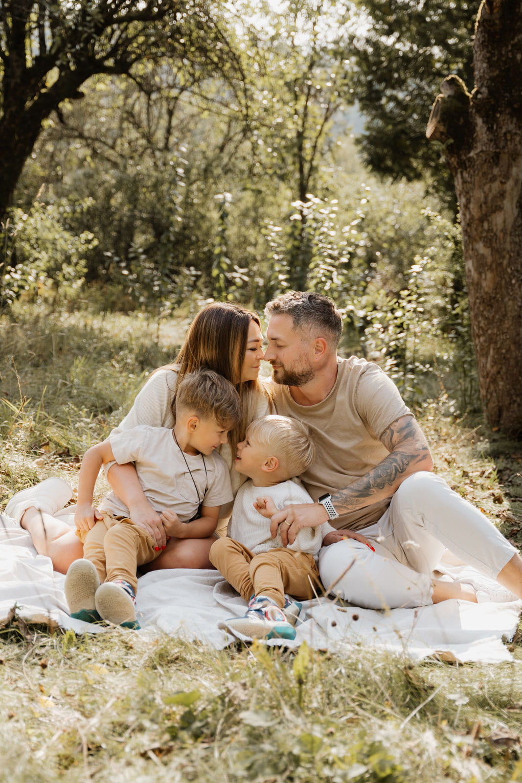 IdaBaumann-Familienshootin-Familienfotos-Geschwister-Zwillinge-Outdoor-Natur-Natuerlich-Boho-Picknick-Garten-Bayreuth-1
