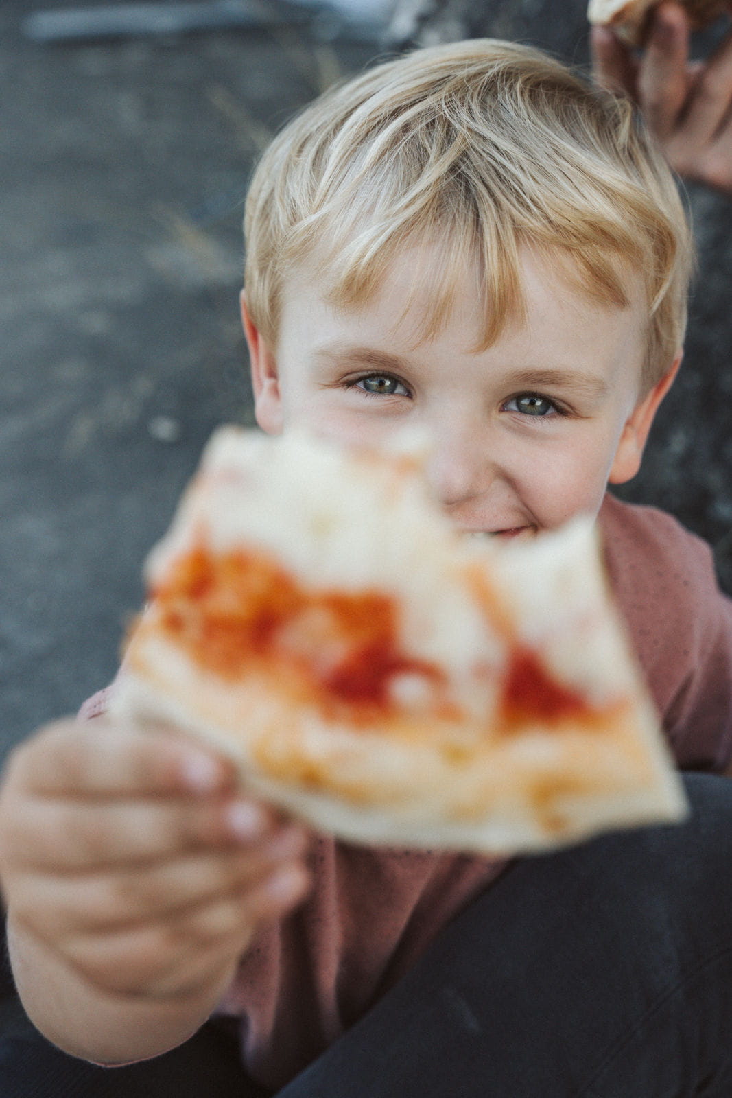 IdaBaumann-modern-Familienfotos-Familienshooting-Familie-modern-Bayreuth-Stadt-pizza-42