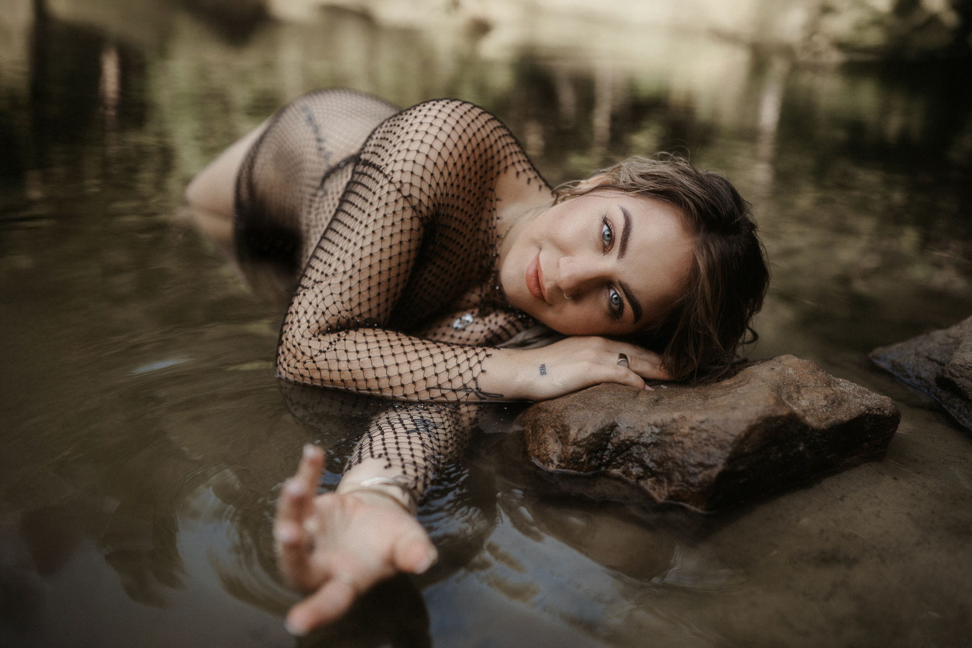 10 – SinnlichePortraits-sensual-erotik-akt-teilakt-boudoir-portrait-wasser-outdoor47