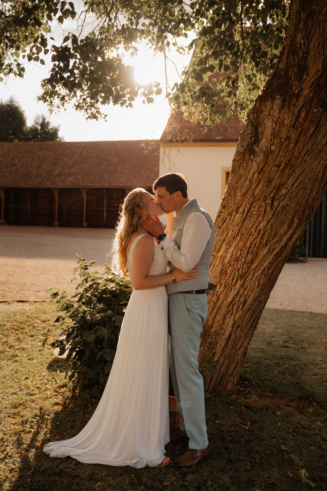 100 – IdaBaumann-Hochzeit-Freietrauung-Boho-Schloss-Wolframshof-Garten-Natuerlich9011