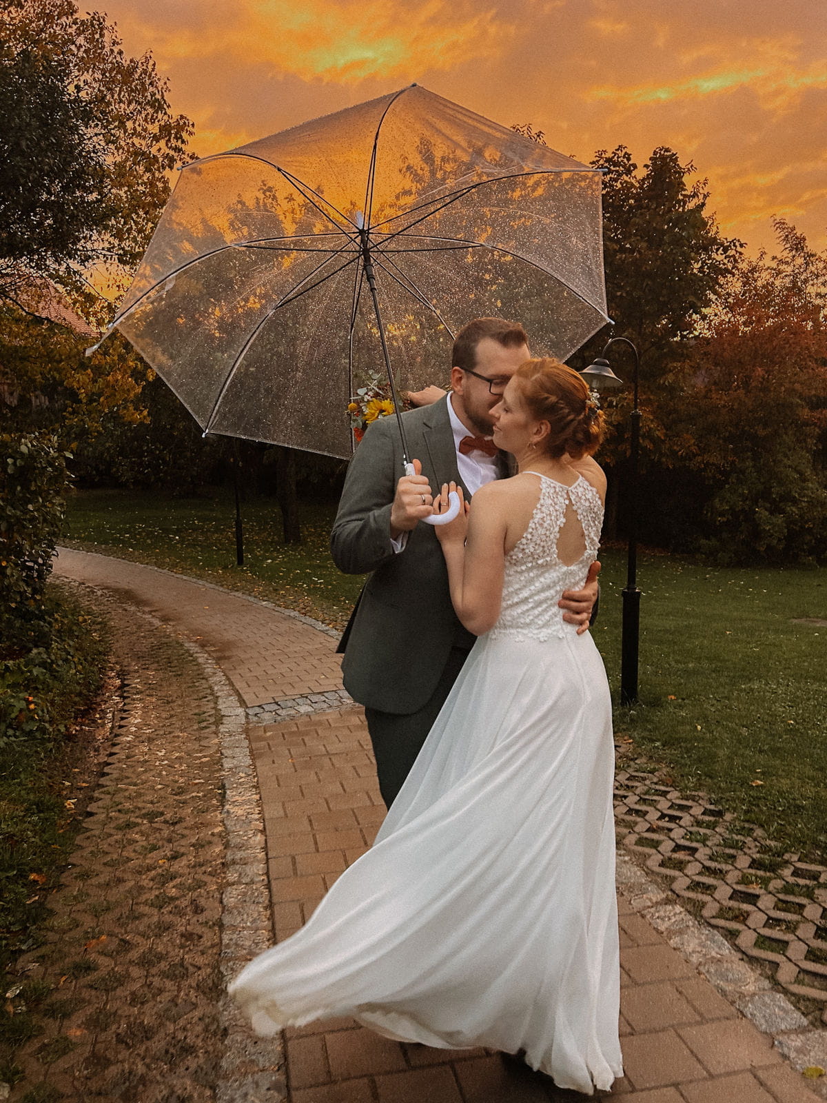 114 – IdaBaumann-Hochzeit-Hollerhoefe-Zu-Gast-im-Dorf-Kemnathh-freie-Trauung-Regenhochzeit-Herbsthochzeit1