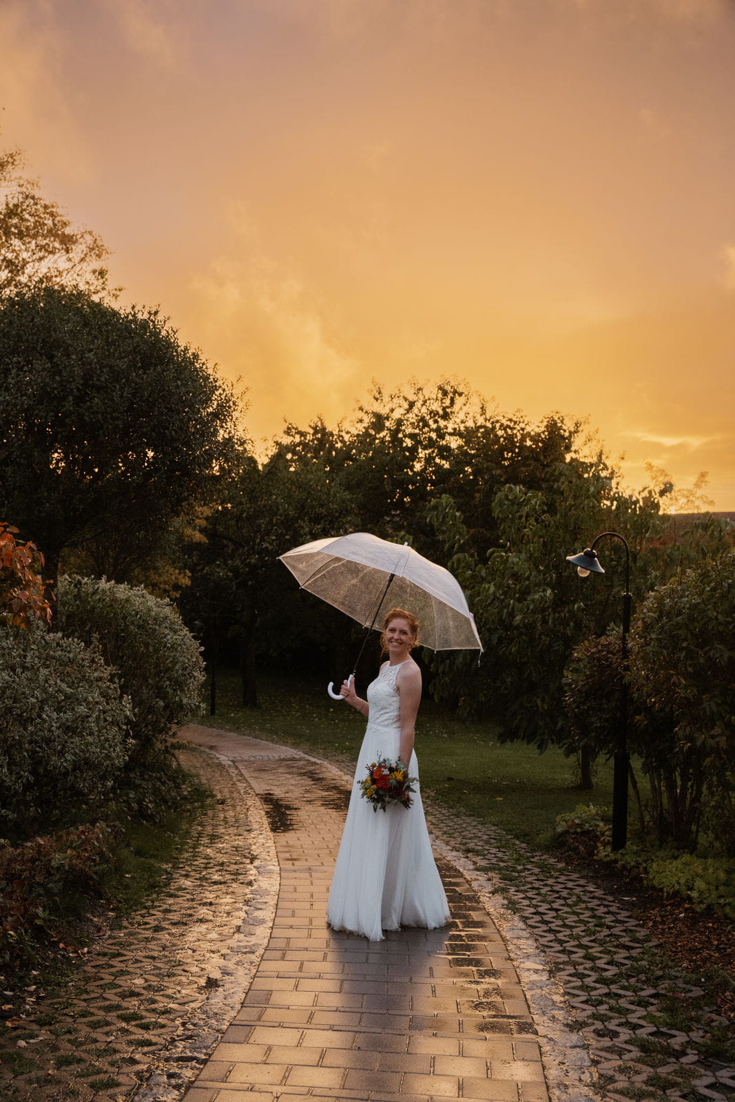 118 – IdaBaumann-Hochzeit-Hollerhoefe-Zu-Gast-im-Dorf-Kemnathh-freie-Trauung-Regenhochzeit-Herbsthochzeit5