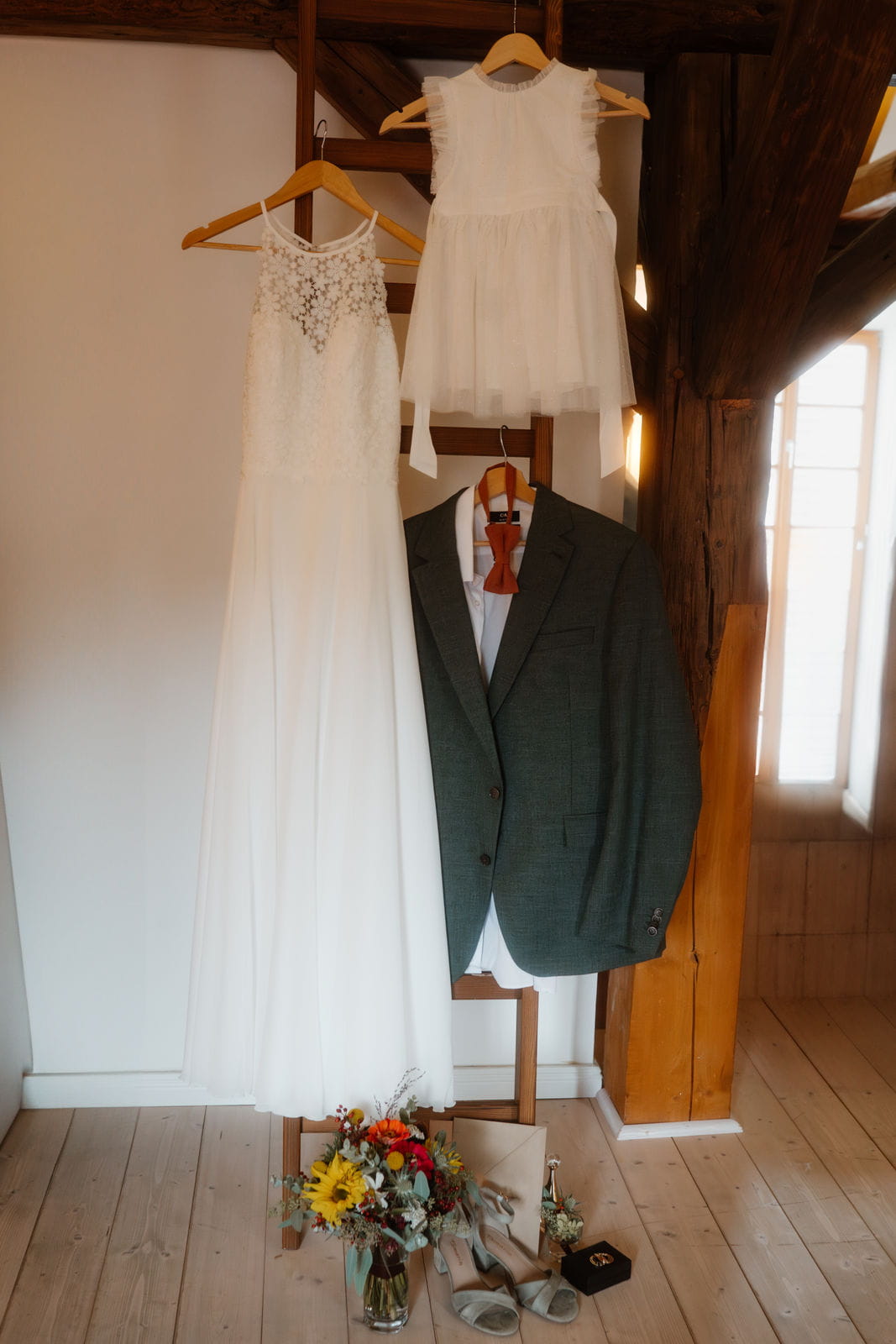 125 – IdaBaumann-Hochzeit-Hollerhoefe-Zu-Gast-im-Dorf-Kemnathh-freie-Trauung-Regenhochzeit-Herbsthochzeit12