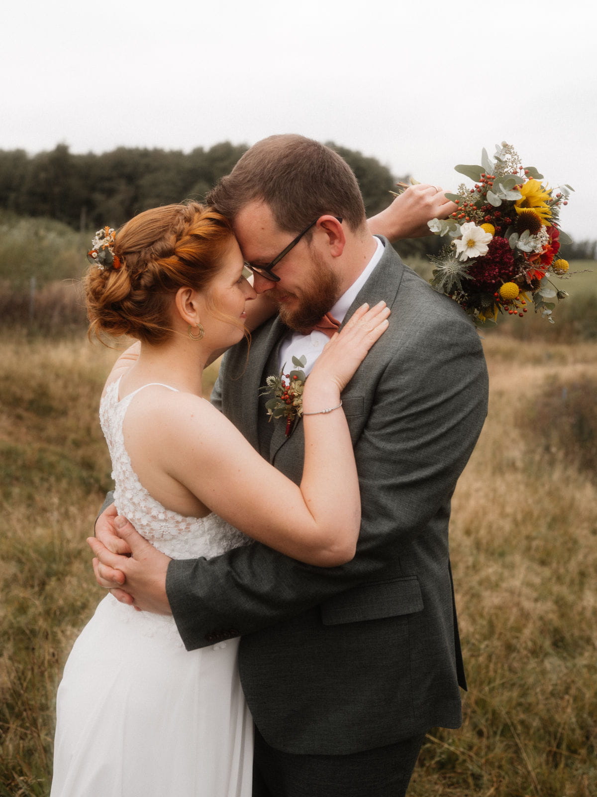 127 – IdaBaumann-Hochzeit-Hollerhoefe-Zu-Gast-im-Dorf-Kemnathh-freie-Trauung-Regenhochzeit-Herbsthochzeit14