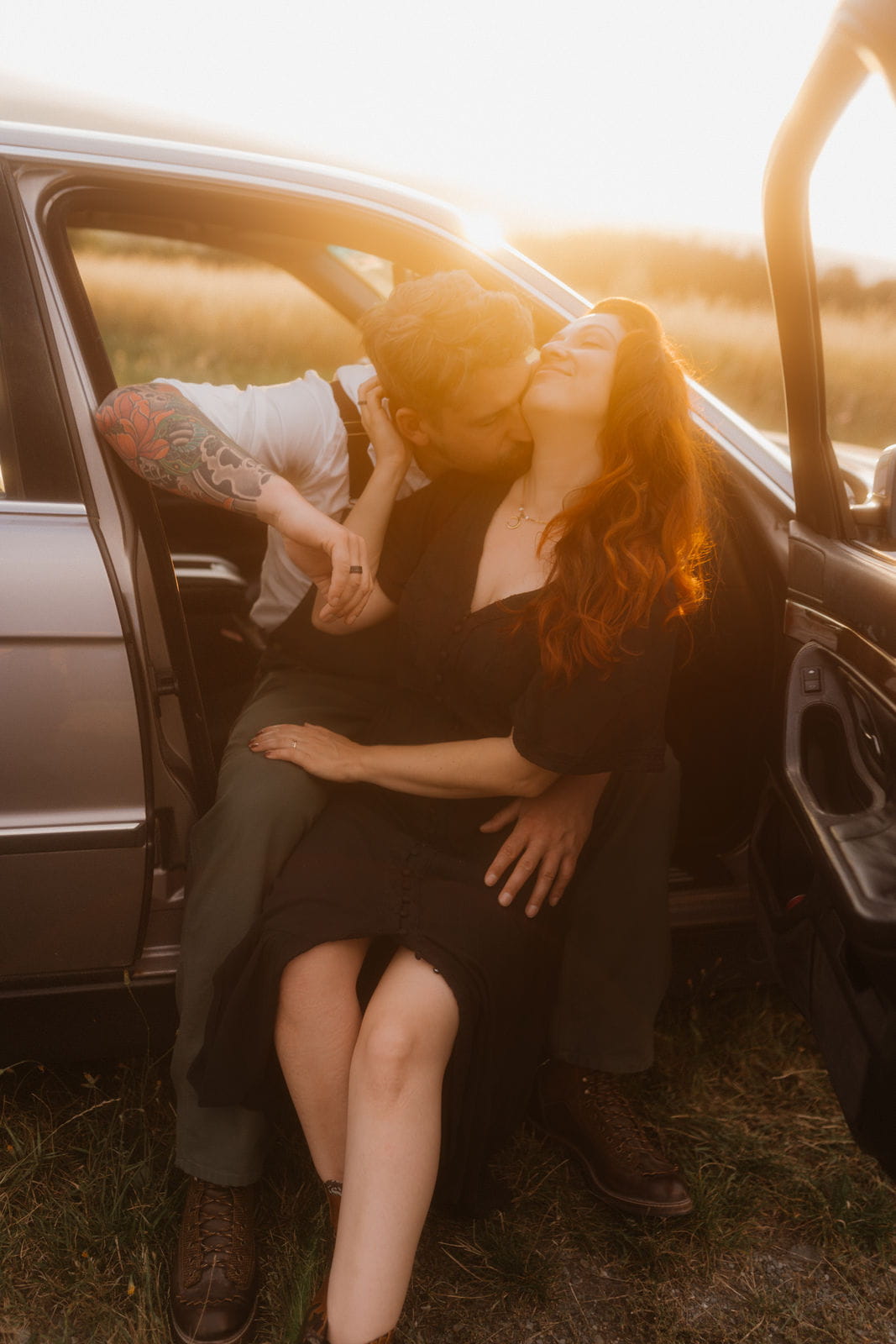 18 – IdaBaumann-Paarshooting-Paerchenshooting-Couple-Sunset-Sonnenuntergang-Western-Boho-Vintage-Alternativ-intimate-intim-sinnlich8