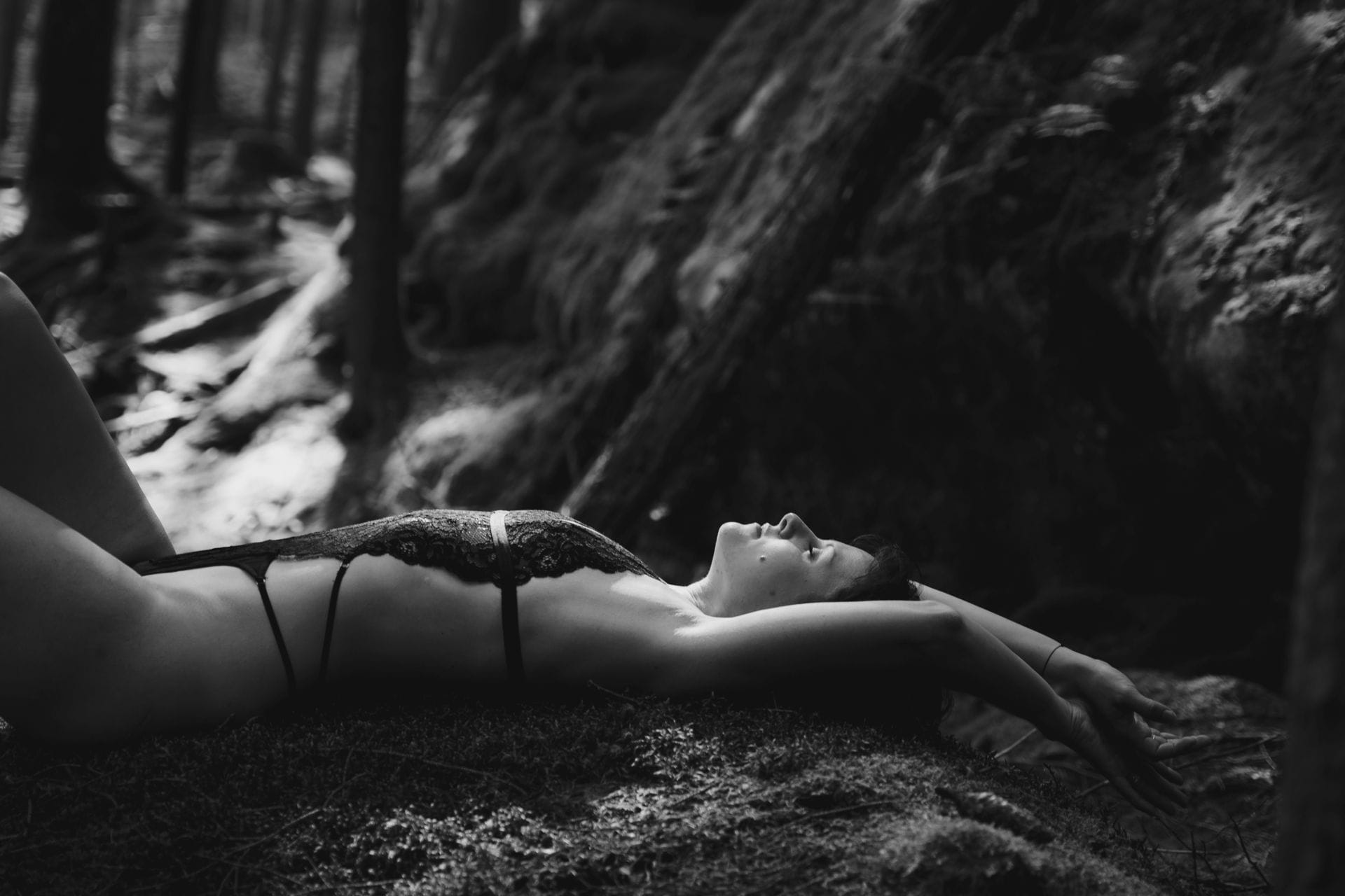 18 – IdaBaumann-SinnlichePortraits-sensual-erotik-akt-teilakt-boudoir-portrait-outdoor-natur-bayreuth-shooting-portrait-29