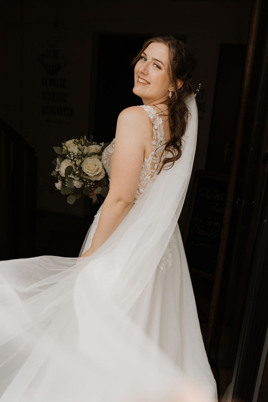 198 – IdaBaumann-Hochzeit-Schloss-Colmdorf-Bayreuth-Neudrossenfeld-Braeuwerck-Standesamt-Getting-Ready-modern-elegant4