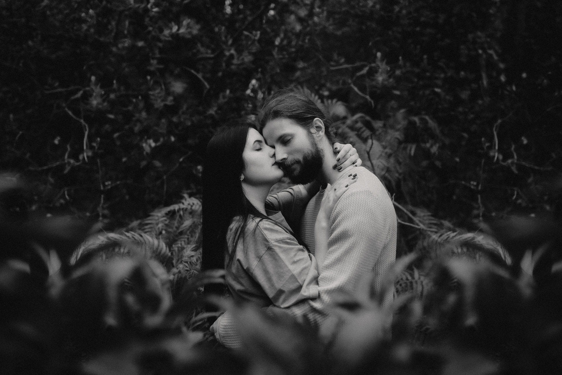2 – IdaBaumann-Paarshooting-Paerchenshooting-Couple-natuerlich-wald-bayreuth-oberfranken-outdoor-botanischer-garten3