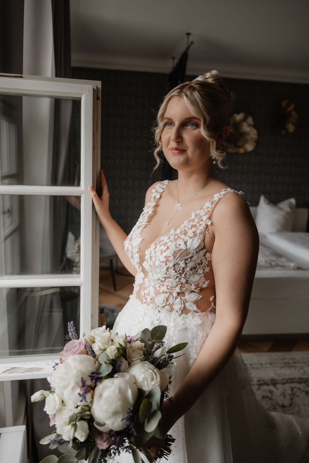 225 – IdaBaumann-Hochzeit-schloss-thurnau-kirche-urban-modern-clean-gettingready3