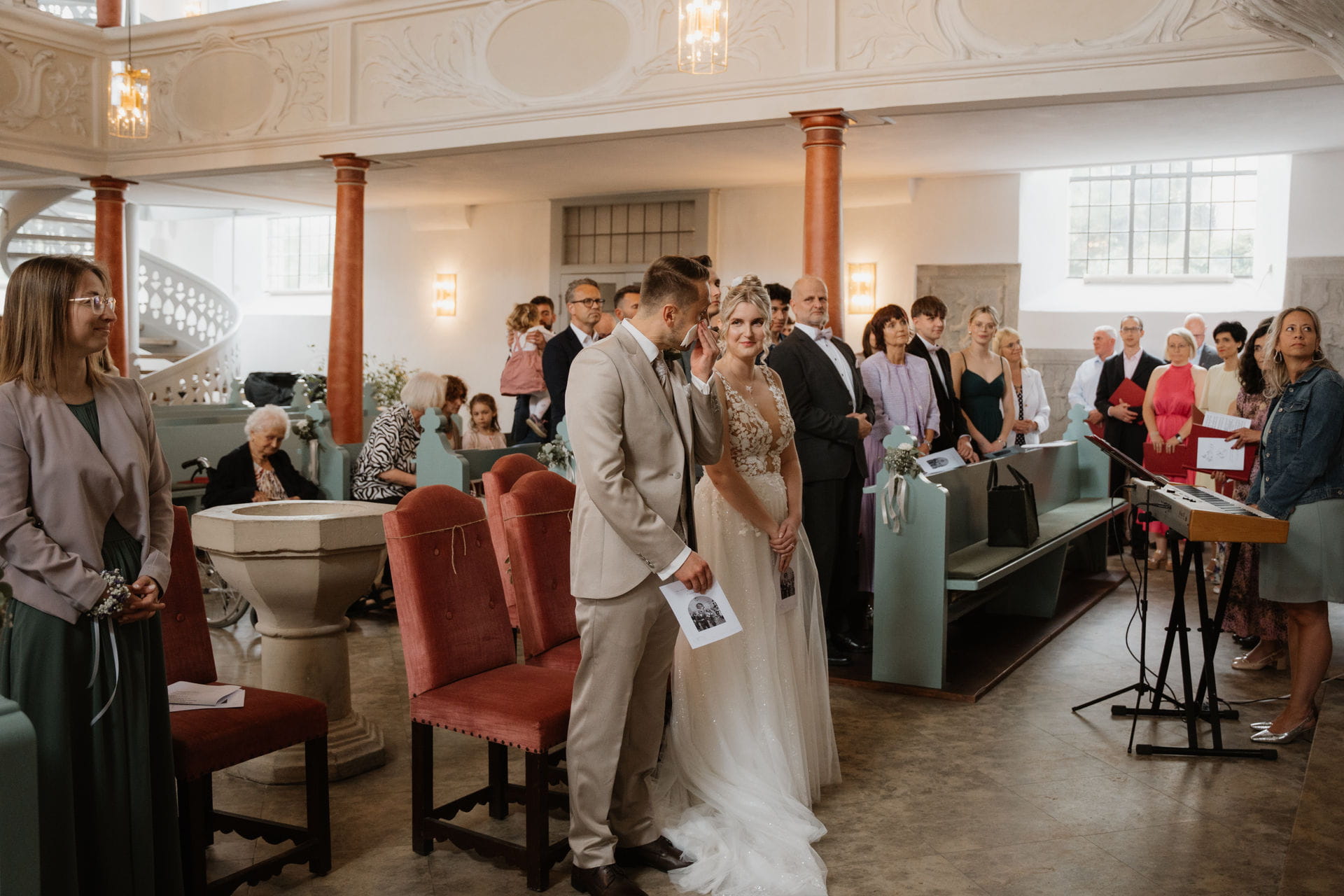 226 – IdaBaumann-Hochzeit-schloss-thurnau-kirche-urban-modern-clean-gettingready4