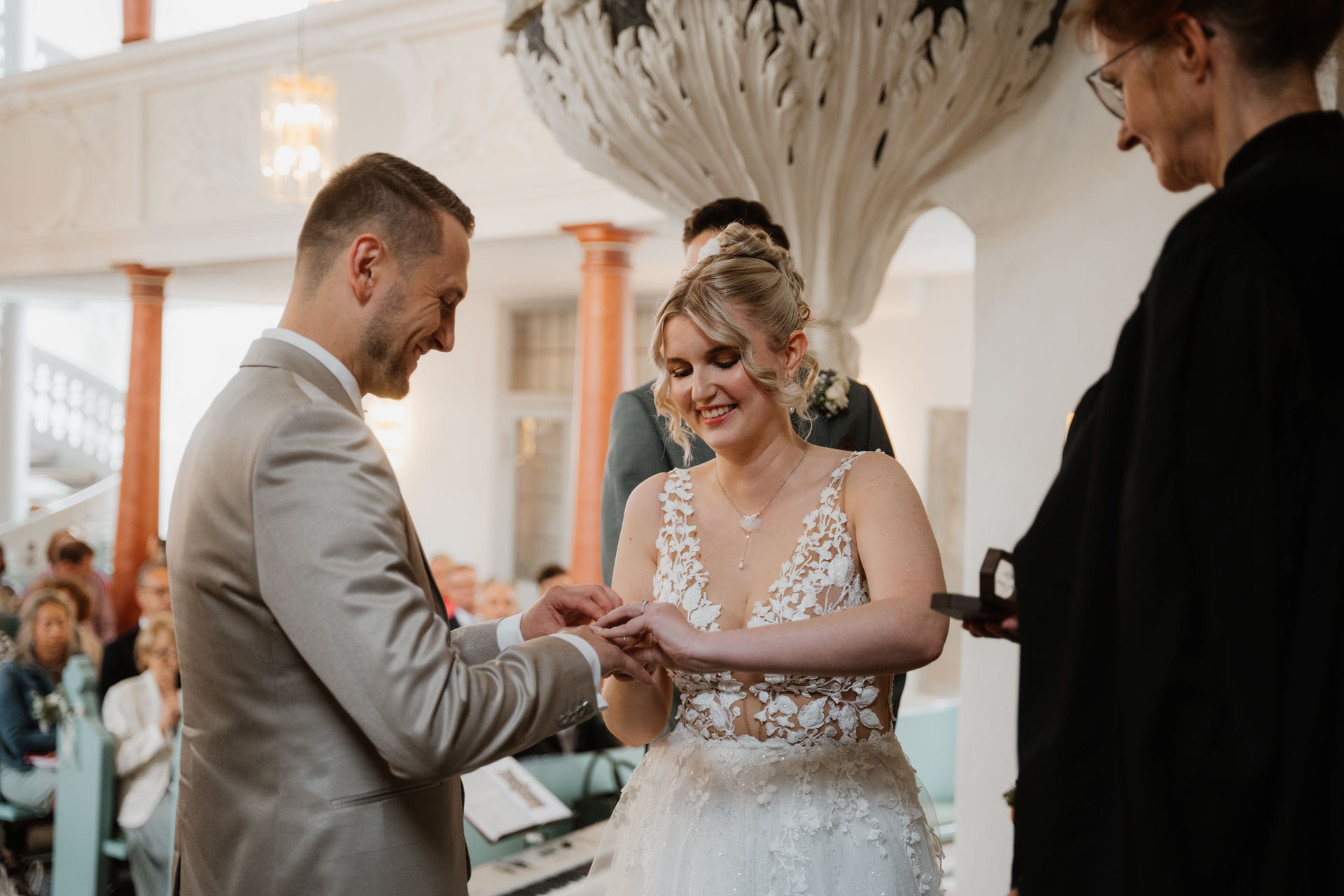 227 – IdaBaumann-Hochzeit-schloss-thurnau-kirche-urban-modern-clean-gettingready5