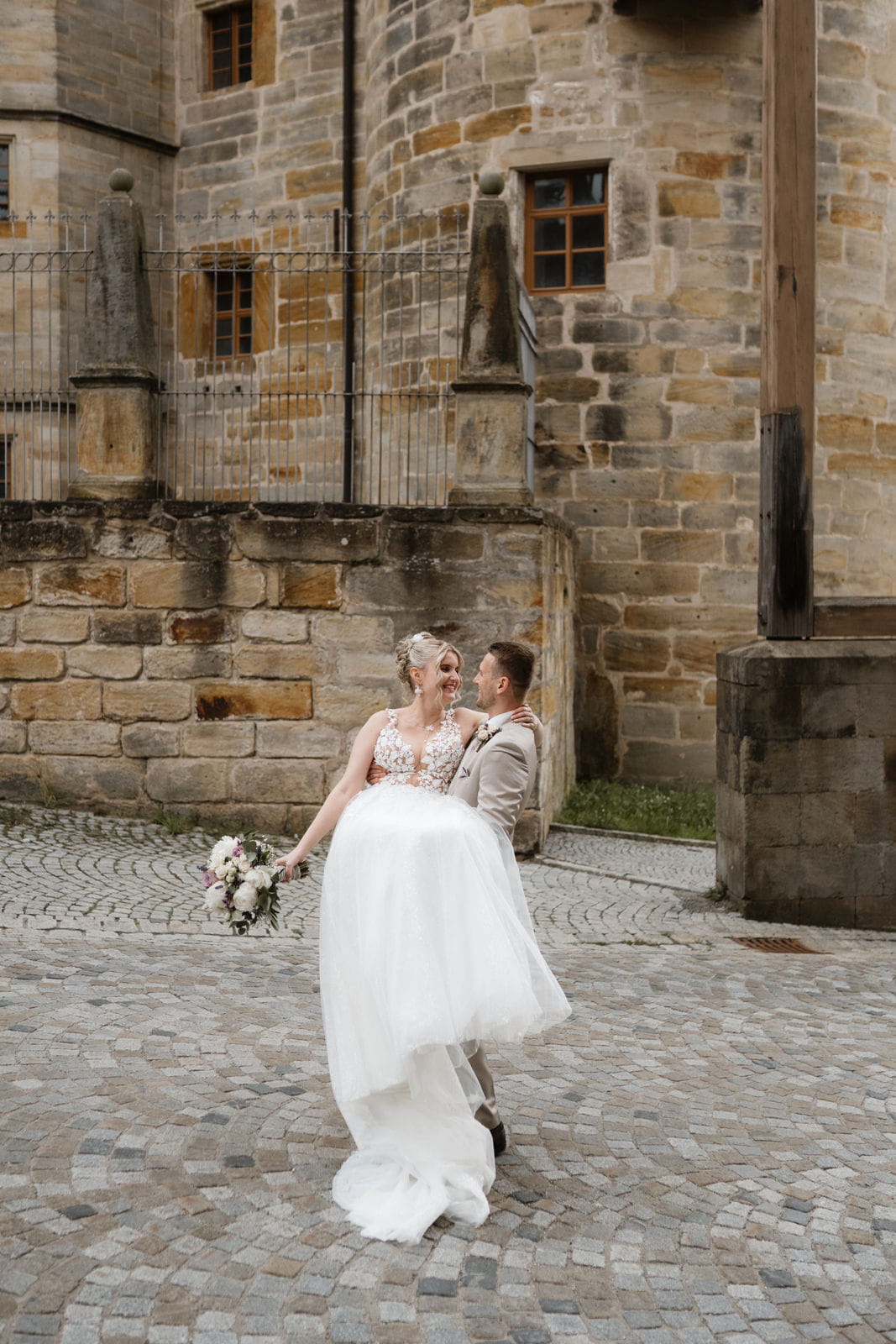 228 – IdaBaumann-Hochzeit-schloss-thurnau-kirche-urban-modern-clean-gettingready6