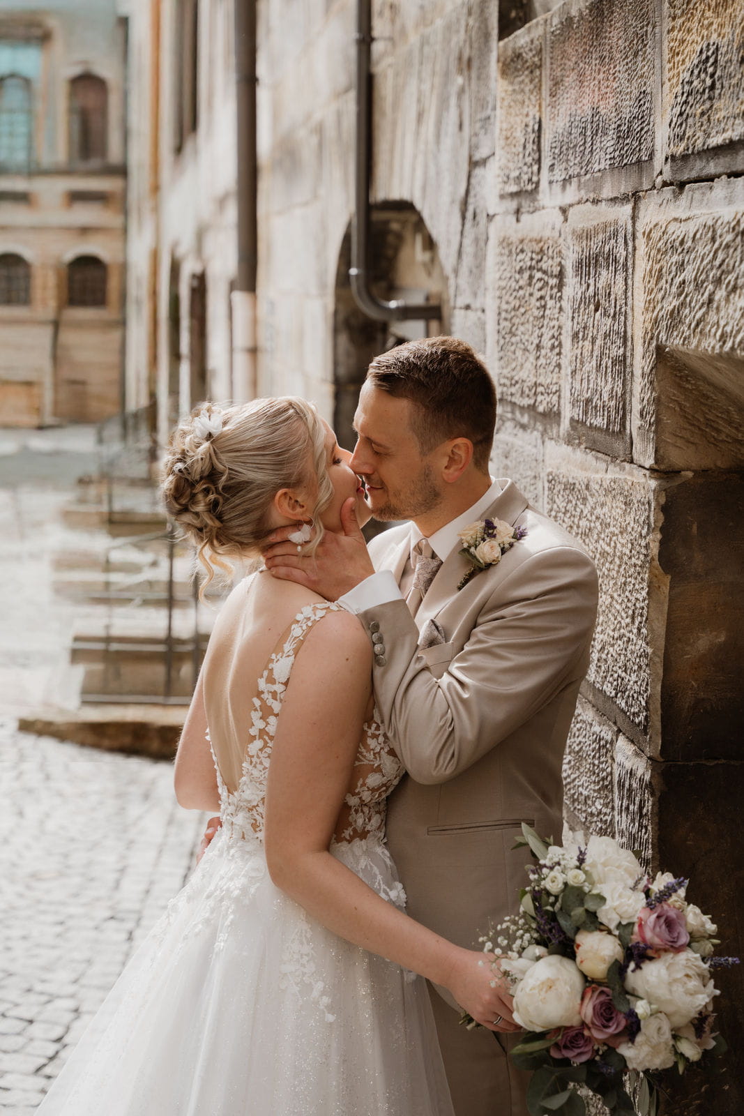 230 – IdaBaumann-Hochzeit-schloss-thurnau-kirche-urban-modern-clean-gettingready8