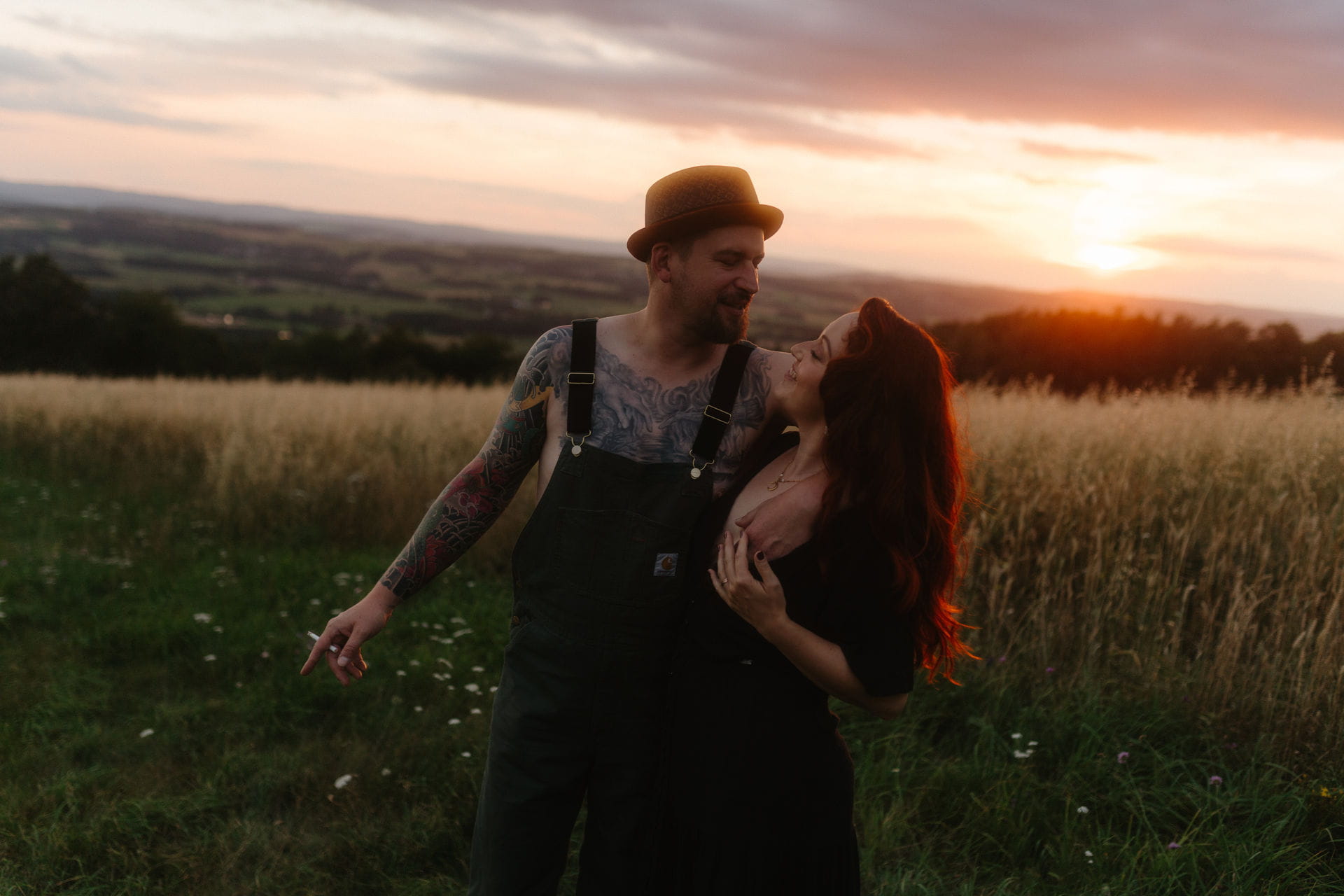 25 – IdaBaumann-Paarshooting-Paerchenshooting-Couple-Sunset-Sonnenuntergang-Western-Boho-Vintage-Alternativ-intimate-intim-sinnlich1