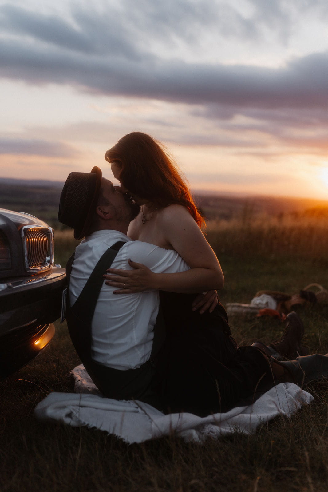 27 – IdaBaumann-Paarshooting-Paerchenshooting-Couple-Sunset-Sonnenuntergang-Western-Boho-Vintage-Alternativ-intimate-intim-sinnlich3