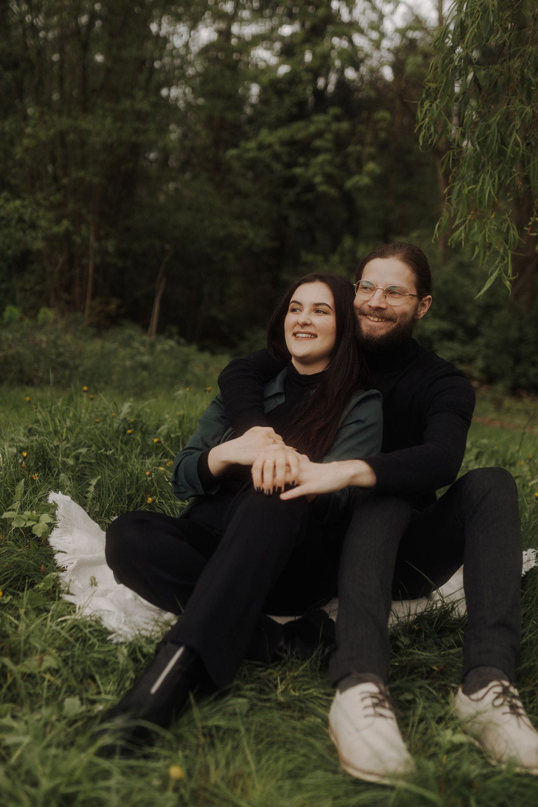 4 – IdaBaumann-Paarshooting-Paerchenshooting-Couple-natuerlich-wald-bayreuth-oberfranken-outdoor-botanischer-garten1