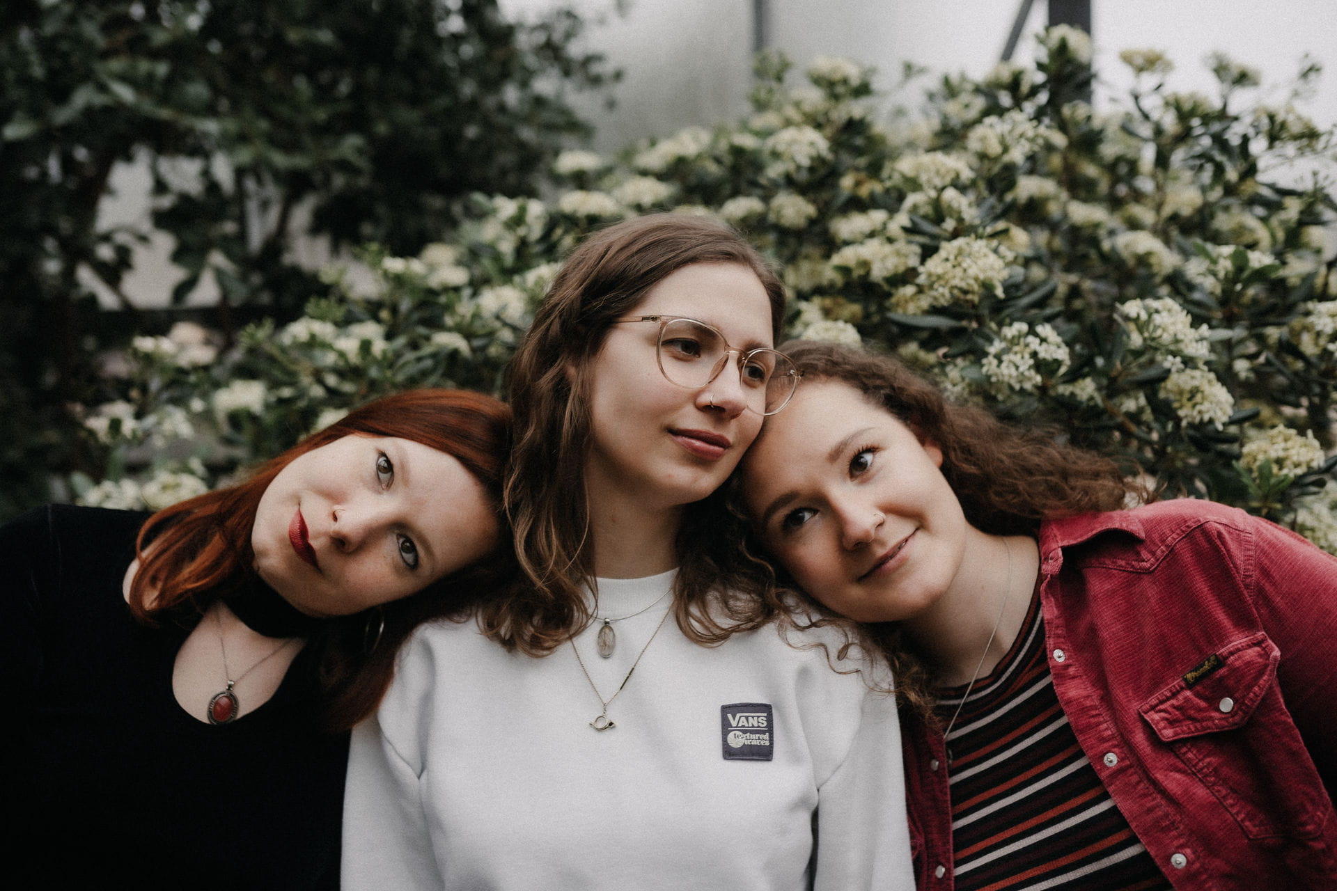 5 – IdaBaumann-Portrait-Shooting-Freundinnen-Freunde-Friends-Bayreuth-modern-urban-schwestern-geschwister-botanischer-garten1