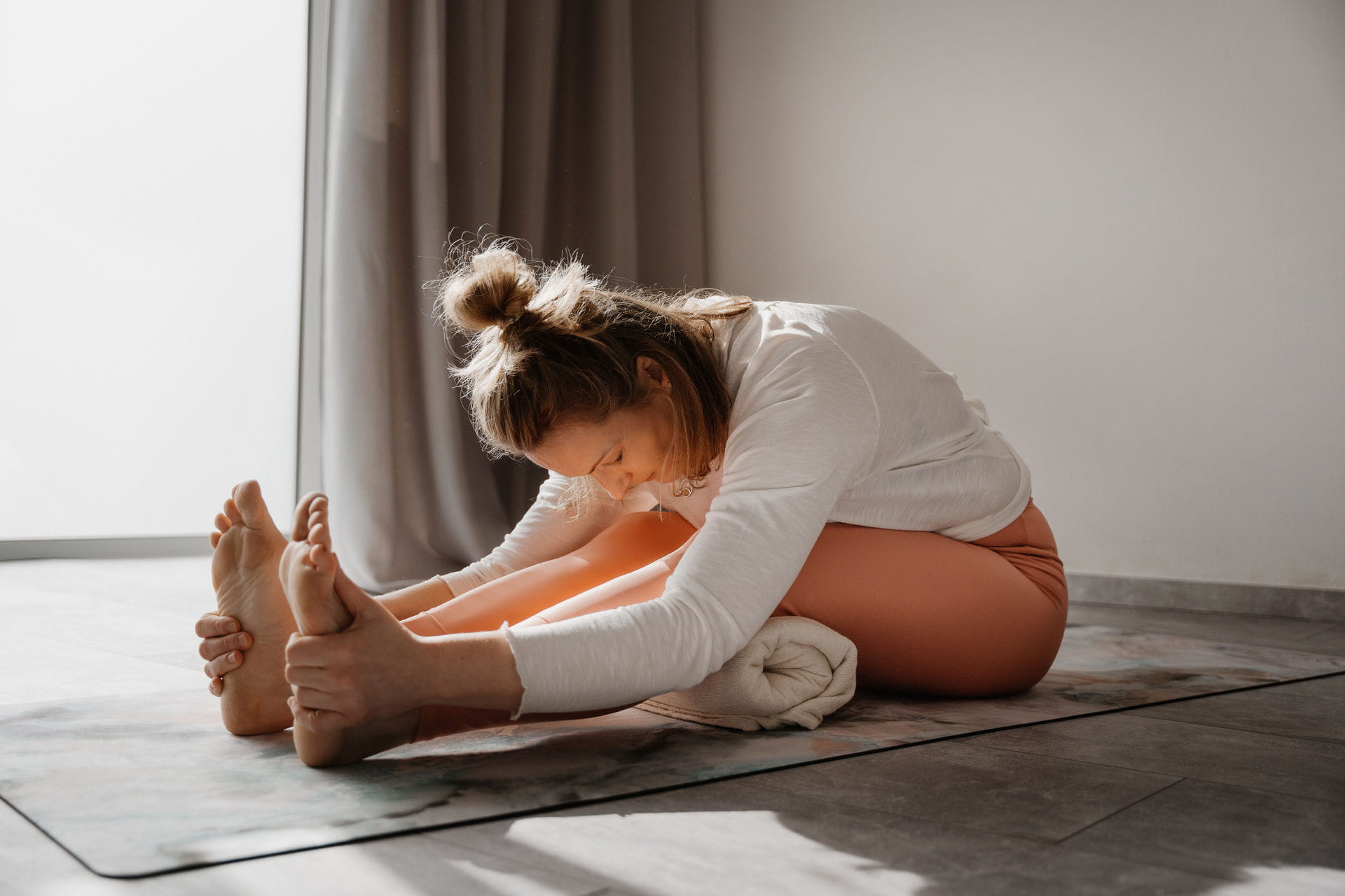 7 – IdaBaumann-Businessfotografie-Businessportrait-interieur-portrait-yoga-yogalehrer-yogastudio-imagebilder