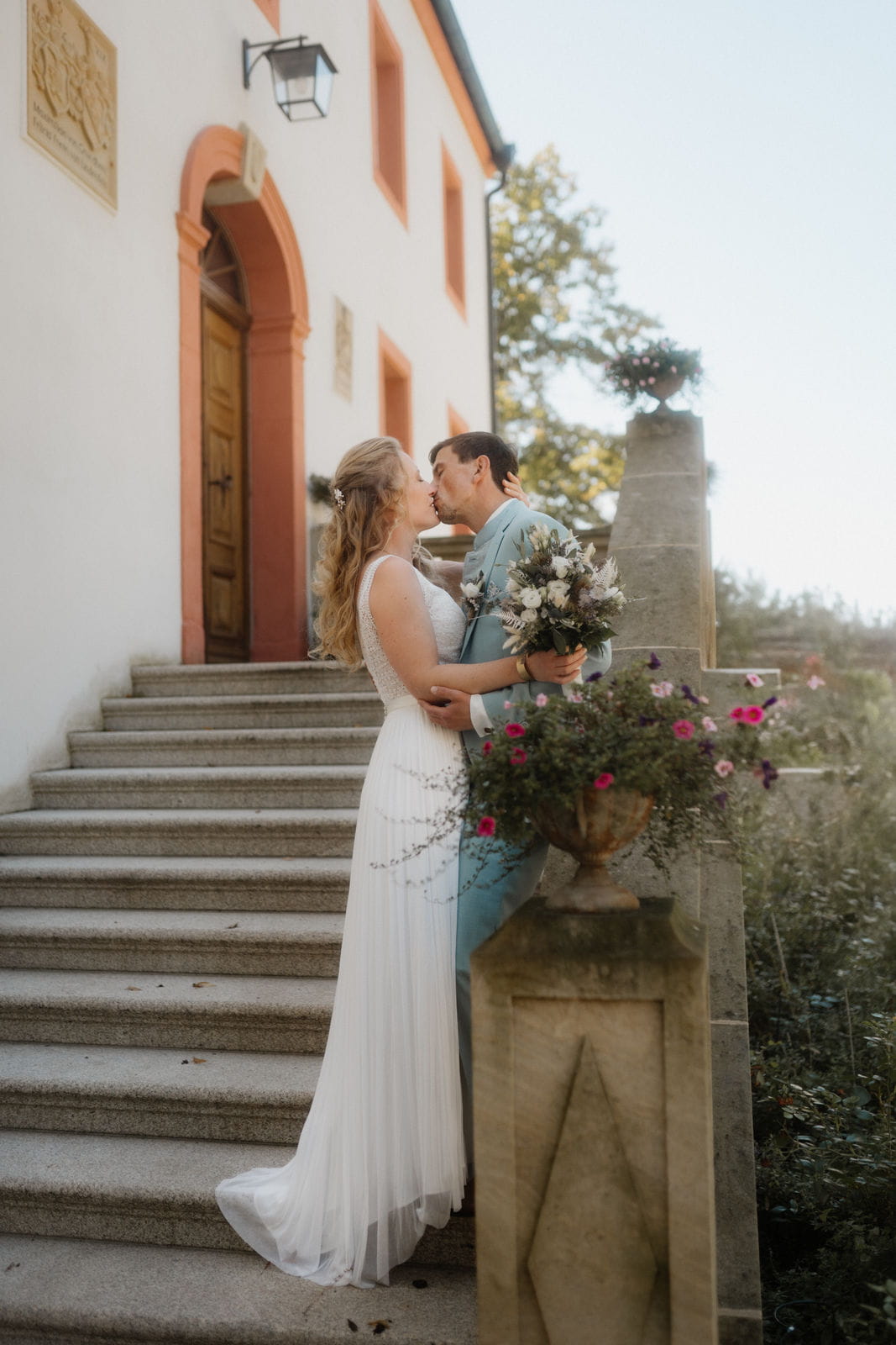 93 – IdaBaumann-Hochzeit-Freietrauung-Boho-Schloss-Wolframshof-Garten-Natuerlich9001