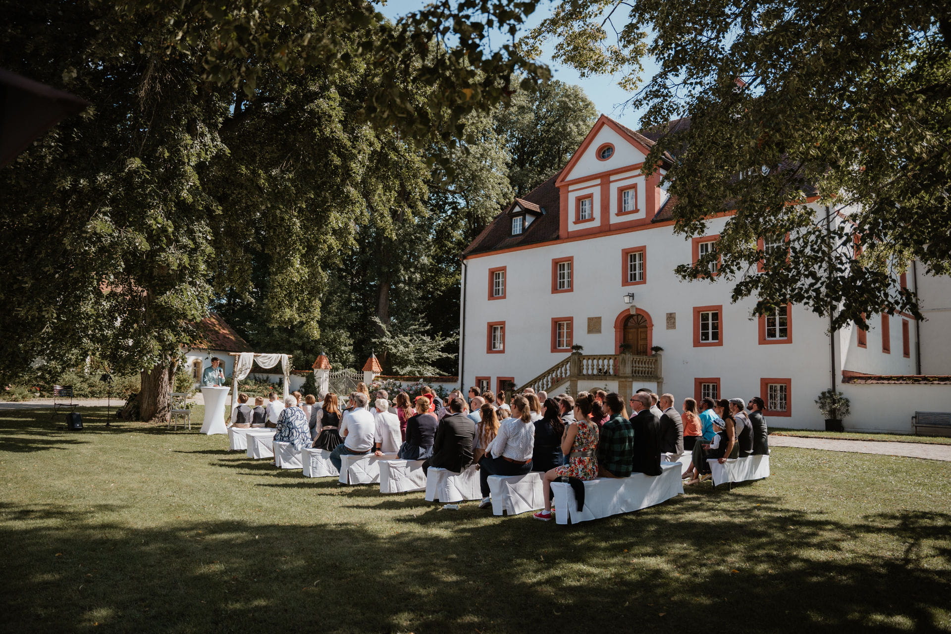 97 – IdaBaumann-Hochzeit-Freietrauung-Boho-Schloss-Wolframshof-Garten-Natuerlich9006